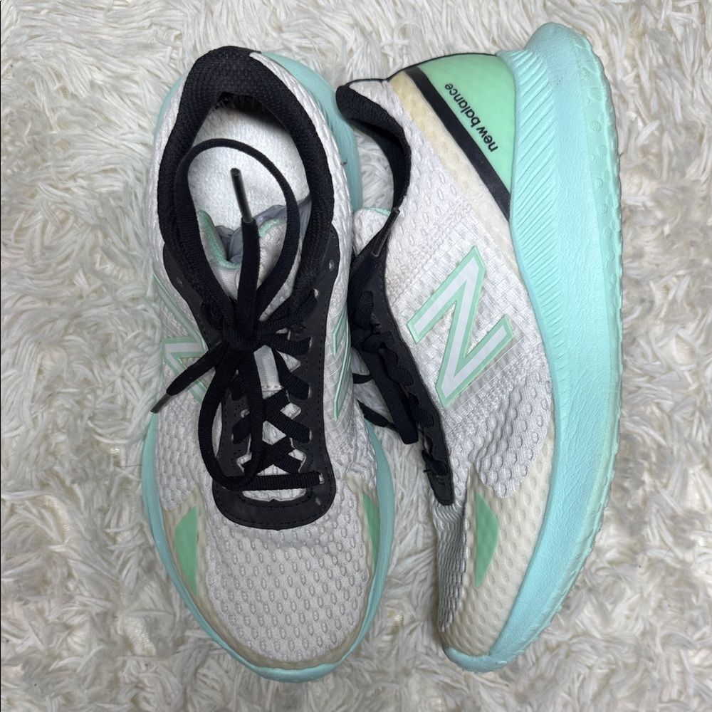 New Balance Women's Vatu V1 Mint and white size 8